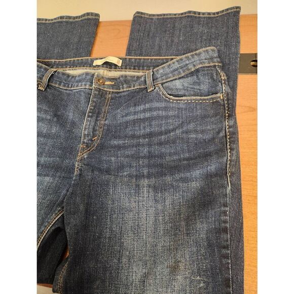 Levi 18M 590 Boot Cut Jeans. Measures approx 40W x 31 inseam x 11 rise - Picture 3 of 10